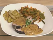 Iberico-Rücken mit Pommery-Honig-Senf-Soße, Frühlingsgemüse und Rosmarinkartoffeln - Rezept
