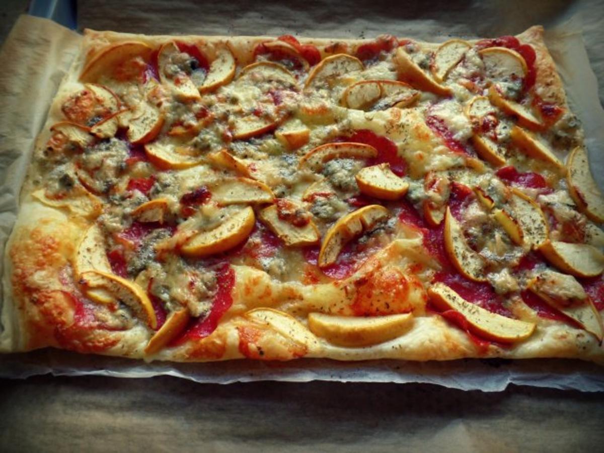 Pikante Blätterteigpizza mit Äpfeln und Gorgonzola; Fingerfood, Snack - Rezept