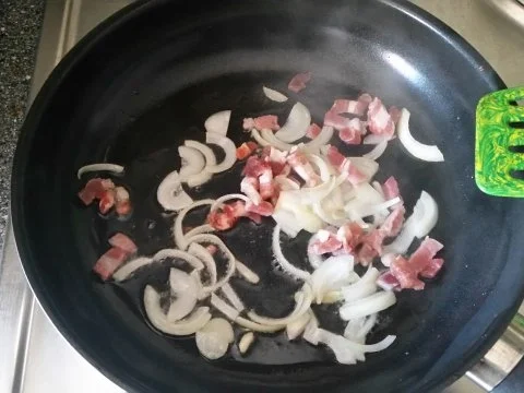 Pfannengerichte: Ei Bekanntschaften mit Zwiebeln, Speck und Camembert - Rezept - Bild Nr. 2