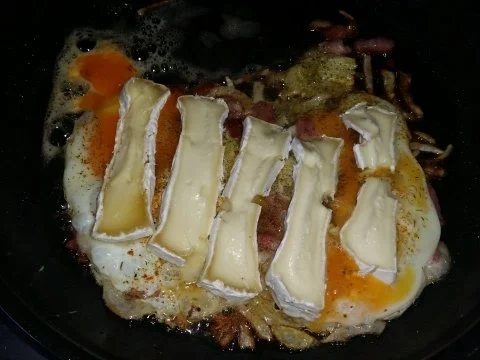 Pfannengerichte: Ei Bekanntschaften mit Zwiebeln, Speck und Camembert - Rezept - Bild Nr. 7