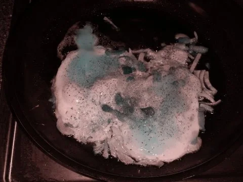 Pfannengerichte: Ei Bekanntschaften mit Zwiebeln, Speck und Camembert - Rezept - Bild Nr. 4