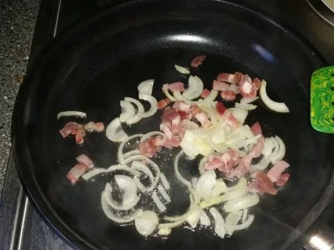 Pfannengerichte: Ei Bekanntschaften mit Zwiebeln, Speck und Camembert - Rezept - Bild Nr. 3