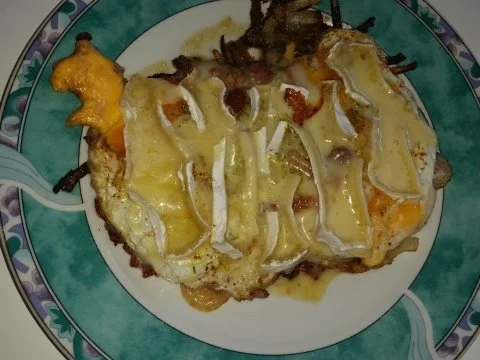 Pfannengerichte: Ei Bekanntschaften mit Zwiebeln, Speck und Camembert - Rezept - Bild Nr. 6