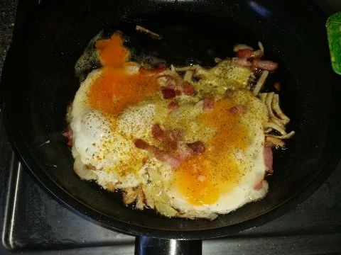 Pfannengerichte: Ei Bekanntschaften mit Zwiebeln, Speck und Camembert - Rezept - Bild Nr. 5