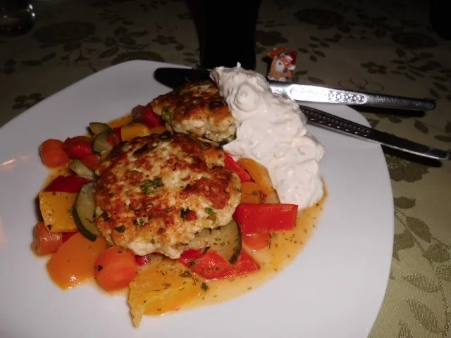 Hähnchenfrikadellen auf Kräuter-Rahm-Gemüse>> - Rezept