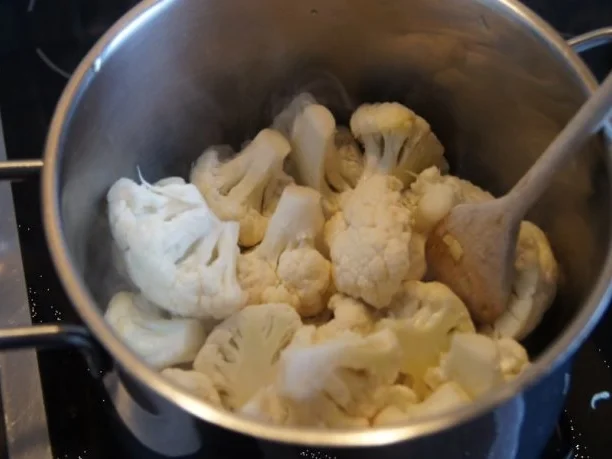 Wiener Schnitzel mit Curry-Blumenkohl und angebratenen Drillingen - Rezept - Bild Nr. 5