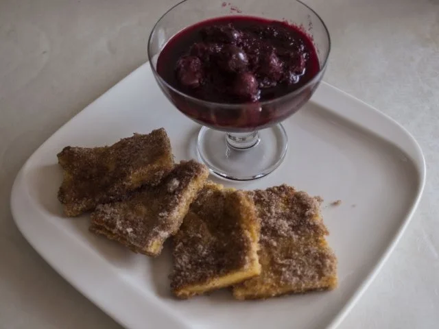 Polentaschnitten mit Zucker und Zimt und Kompott - Rezept