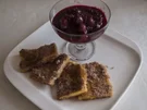 Polentaschnitten mit Zucker und Zimt und Kompott - Rezept