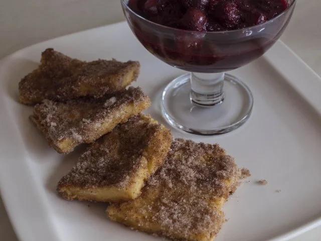 Polentaschnitten mit Zucker und Zimt und Kompott - Rezept - Bild Nr. 2