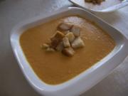 Suppen: Karottensuppe mit Orangen, Ingwer und Knoblauchcroutons - Rezept