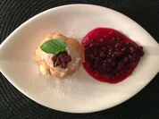 Rezept: Gebackener Apfelknödel mit Preiselbeeren Gebackener Apfelknödel mit Preiselbeeren - Rezept