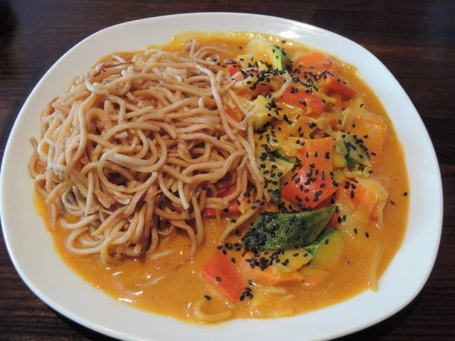 Schnelles Wok - Gemüse an Reisnudeln - Rezept