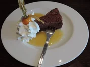 Warmen Schokokuchen auf Mangospiegel mit veganer Sahne - Rezept