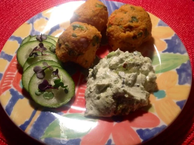 Rezept: rote Linsenbällchen und ein Quark-Pistazien-Dip rote Linsenbällchen und ein Quark-Pistazien-Dip - Rezept