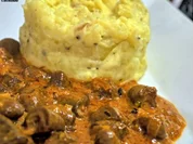 Geschmorte Hühnerherzen mit Kartoffel-Knoblauch-Stampf - Rezept