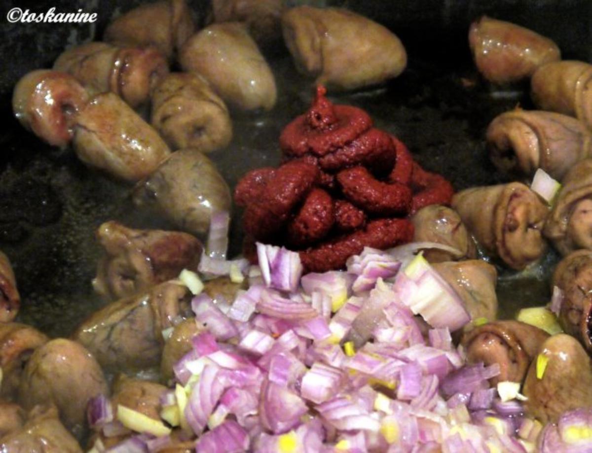 Geschmorte Hühnerherzen mit Kartoffel-Knoblauch-Stampf - Rezept - Bild Nr. 6