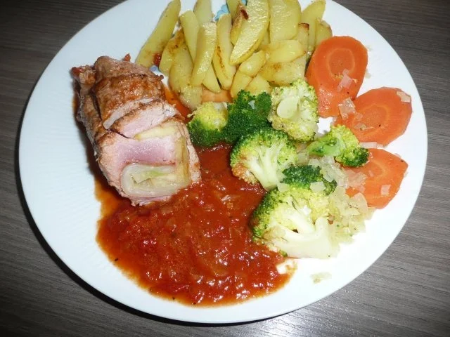 Lende gefüllt mit Kohl + Apfel dazu Röstkartoffeln + Gemüse. - Rezept