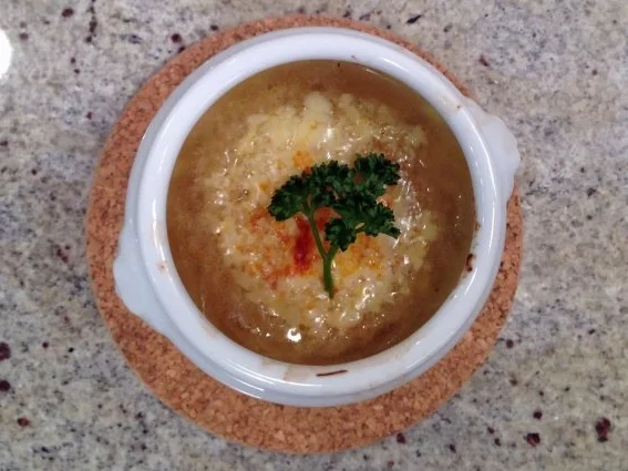 Rezept: Zwiebelsuppe nach Art der Pariser Marktfrauen Zwiebelsuppe nach Art der Pariser Marktfrauen - Rezept