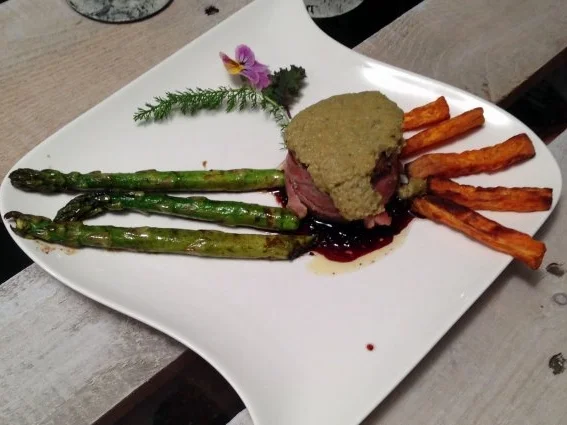Rinderfilet mit Trüffelkruste, grünem Spargel und Süßkartoffeln - Rezept