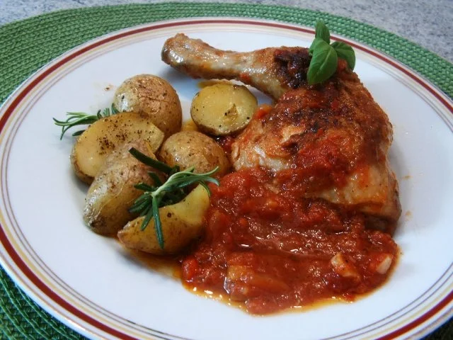 Hähnchenkeulen in Tomatensoße - Rezept