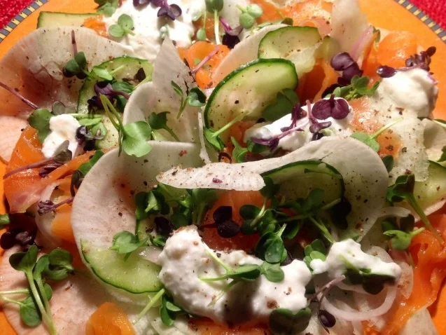 Rezept: Rübchen-Gurkensalat mit Lachs Bild Nr. 2 Rübchen-Gurkensalat mit Lachs - Rezept - Bild Nr. 2
