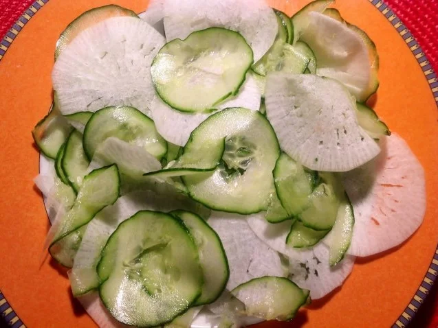 Rezept: Rübchen-Gurkensalat mit Lachs Bild Nr. 6 Rübchen-Gurkensalat mit Lachs - Rezept - Bild Nr. 6