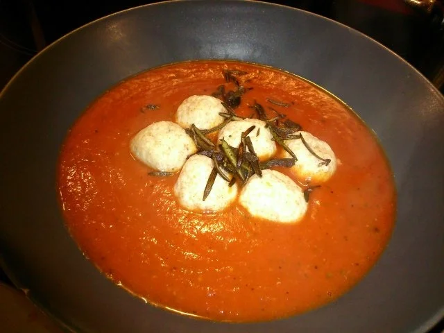 Rezept: Schnelle Tomatensuppe mit Käseklösschen und Knusperkräuter Bild Nr. 2 Schnelle Tomatensuppe mit Käseklösschen und Knusperkräuter - Rezept - Bild Nr. 2