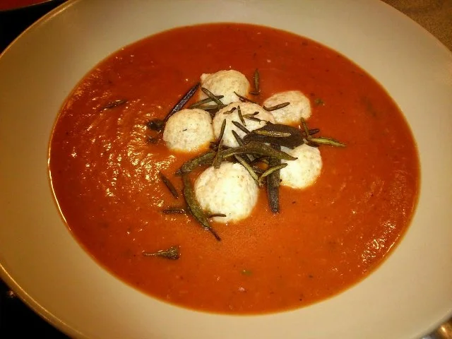 Rezept: Schnelle Tomatensuppe mit Käseklösschen und Knusperkräuter Schnelle Tomatensuppe mit Käseklösschen und Knusperkräuter - Rezept