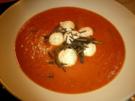 Schnelle Tomatensuppe mit Käseklösschen und Knusperkräuter - Rezept