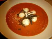 Schnelle Tomatensuppe mit Käseklösschen und Knusperkräuter - Rezept