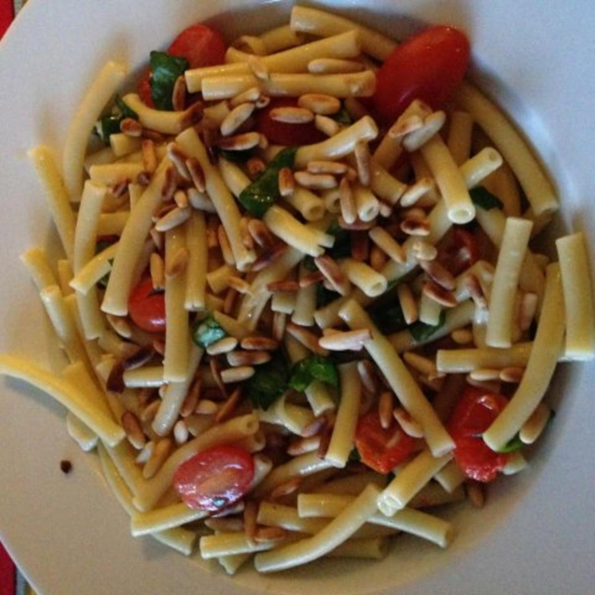 Pasta mit Tomaten grün / weiß / rot - Rezept