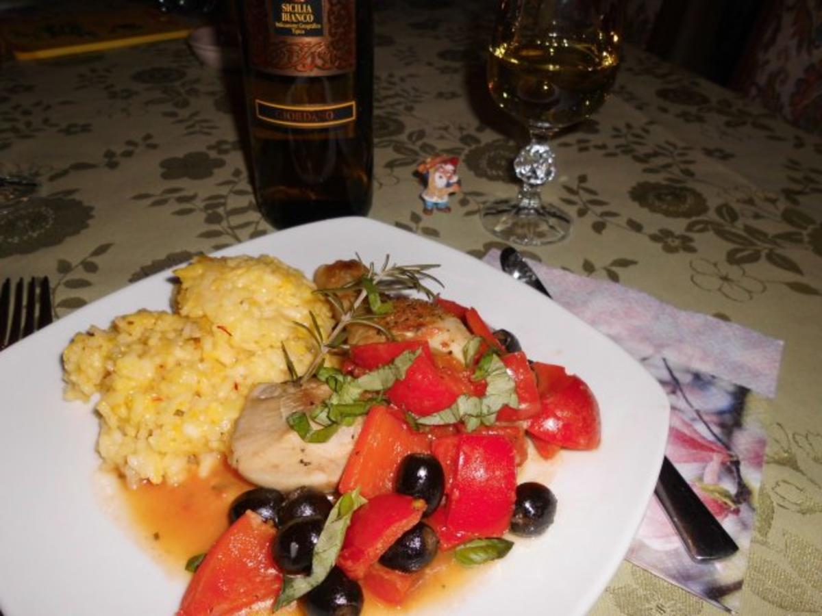 Hähnchenkeulen auf Paprikagemüse mit Safran-Risotto>> - Rezept