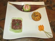 Straußentatar ohne Federn, Garnele Peri Peri, Bread roll und Avocado Salad - Rezept