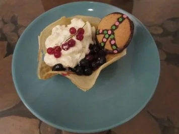 Rezept: Waffelschale mit karamellisierten Heidelbeeren, Brownies und Peacekeks Waffelschale mit karamellisierten Heidelbeeren, Brownies und Peacekeks - Rezept