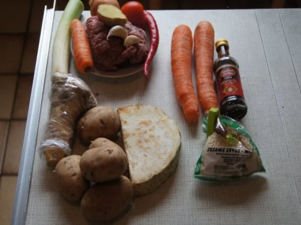Bolognese à la Papa mit Sellerie-Kartoffelstampf und asiatischen Möhrenblüten - Rezept - Bild Nr. 2