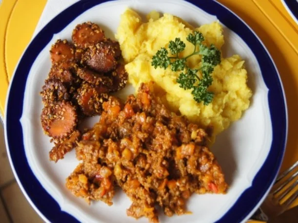 Bolognese à la Papa mit Sellerie-Kartoffelstampf und asiatischen Möhrenblüten - Rezept