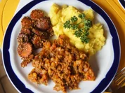 Bolognese à la Papa mit Sellerie-Kartoffelstampf und asiatischen Möhrenblüten - Rezept