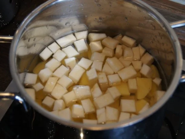 Bolognese à la Papa mit Sellerie-Kartoffelstampf und asiatischen Möhrenblüten - Rezept - Bild Nr. 12