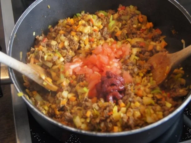 Bolognese à la Papa mit Sellerie-Kartoffelstampf und asiatischen Möhrenblüten - Rezept - Bild Nr. 9