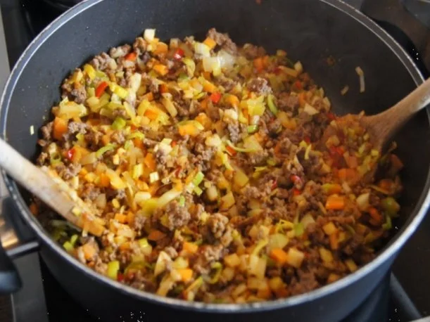 Bolognese à la Papa mit Sellerie-Kartoffelstampf und asiatischen Möhrenblüten - Rezept - Bild Nr. 8
