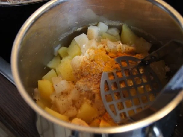 Bolognese à la Papa mit Sellerie-Kartoffelstampf und asiatischen Möhrenblüten - Rezept - Bild Nr. 14