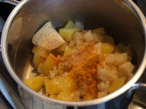 Bolognese à la Papa mit Sellerie-Kartoffelstampf und asiatischen Möhrenblüten - Rezept - Bild Nr. 13