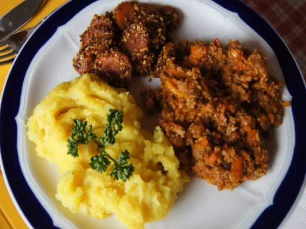 Bolognese à la Papa mit Sellerie-Kartoffelstampf und asiatischen Möhrenblüten - Rezept - Bild Nr. 16