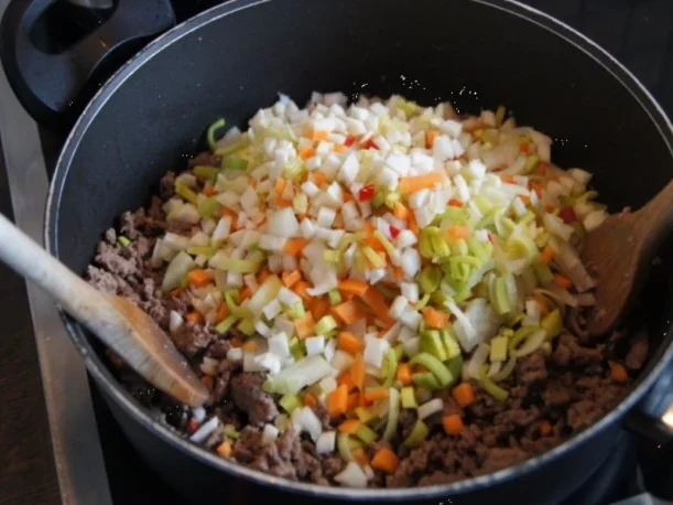 Bolognese à la Papa mit Sellerie-Kartoffelstampf und asiatischen Möhrenblüten - Rezept - Bild Nr. 7