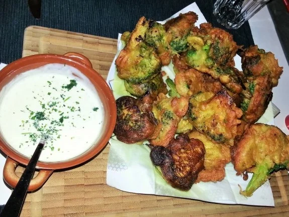 Rezept: Ausgebackener Brokkoli in Gewürzteig mit Limettendip Ausgebackener Brokkoli in Gewürzteig mit Limettendip - Rezept