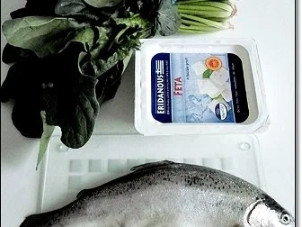 Rezept: Gebratene Forelle mit Kräutern gefüllt auf Spinat-Feta-Bett Bild Nr. 3 Gebratene Forelle mit Kräutern gefüllt auf Spinat-Feta-Bett - Rezept - Bild Nr. 3