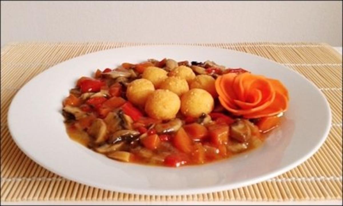 Pikante Champignons-Gemüse-Pfanne mit  Kartoffelbällchen - Rezept