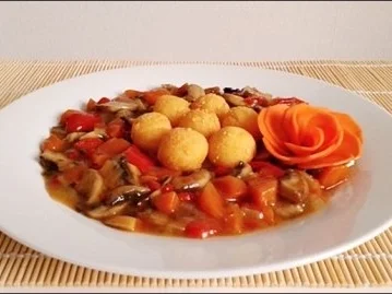 Pikante Champignons-Gemüse-Pfanne mit  Kartoffelbällchen - Rezept