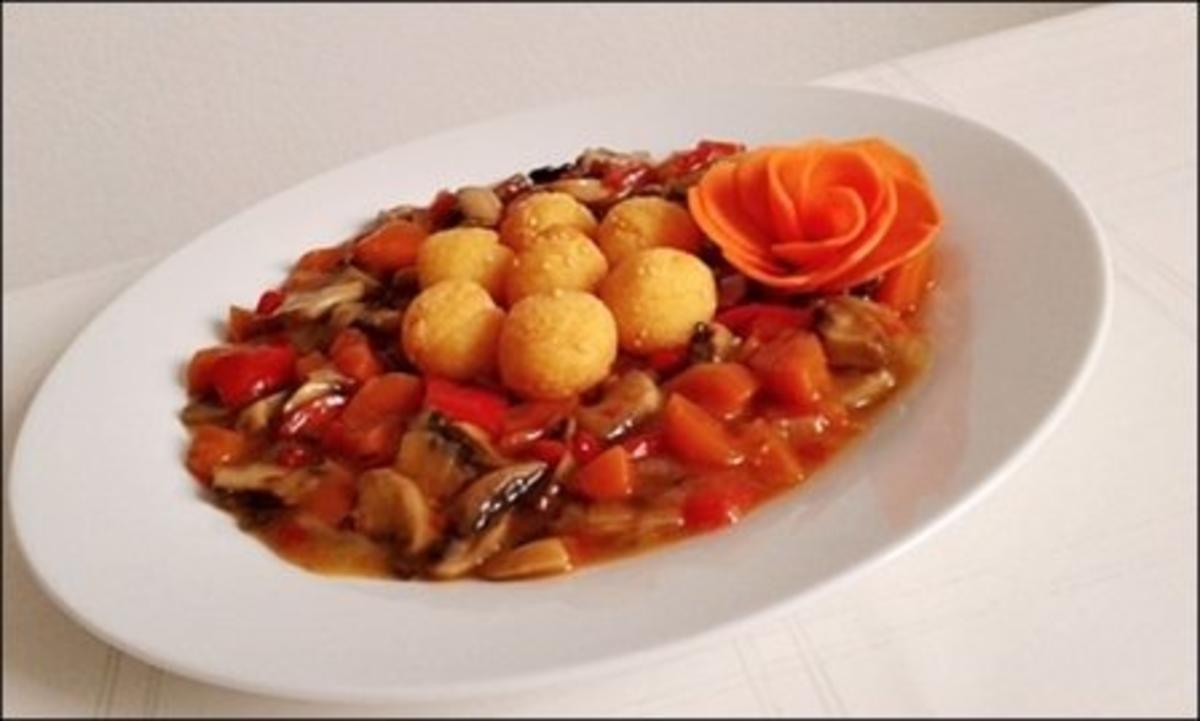 Pikante Champignons-Gemüse-Pfanne mit  Kartoffelbällchen - Rezept - Bild Nr. 2