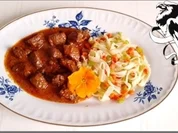 Rezept: Zart geschmortes Wildschwein-Edelgulasch mit โbunten Bandnudeln" Zart geschmortes Wildschwein-Edelgulasch mit โbunten Bandnudeln" - Rezept